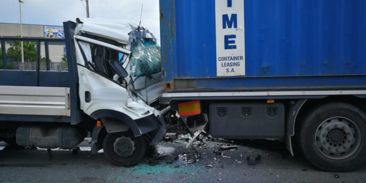 Ultim’ora. Terribile incidente sulla sp231 tra un furgone e un tir, un ferito in gravissime condizioni