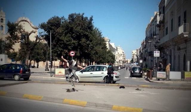 I pezzi della rotatoria in piazza Marconi non son proprio adatti per gli skater