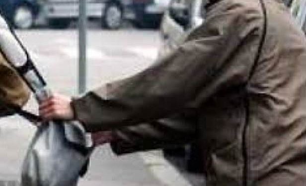 Sono giovanissimi e girano in bicicletta. Ecco i due nuovi scippatori che stanno seminando panico