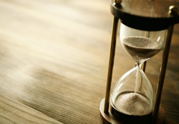 “Volgiamo la clessidra perversa del Tempo in pause di saggezza e autenticità”