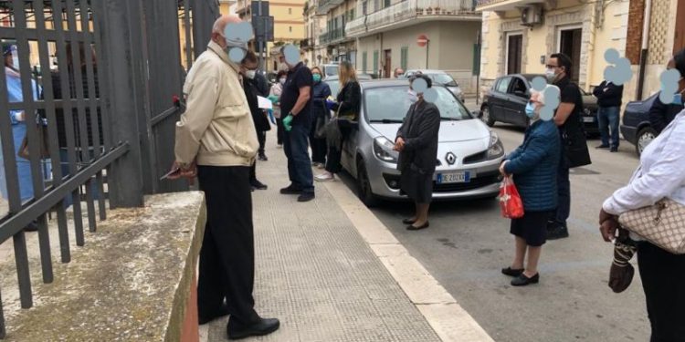 Ex Ospedale di Bitonto, ci scrive una lettrice: “Non è possibile che la gente attenda per strada il turno”