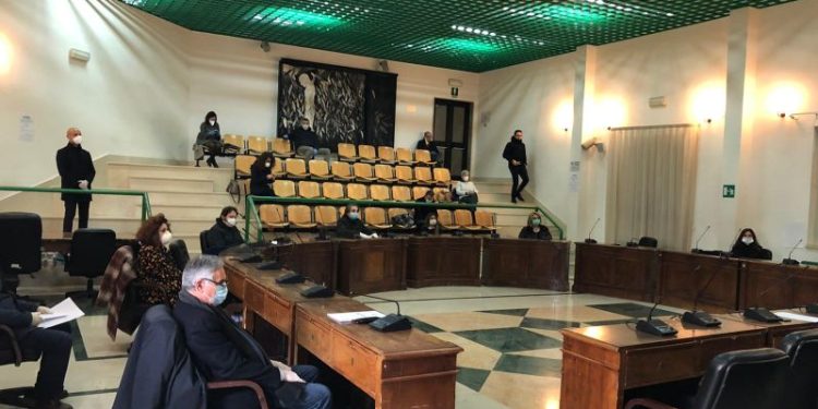 Il Consiglio comunale approva lo slittamento della scadenza Tari. E si mette a lavoro per altre agevolazioni