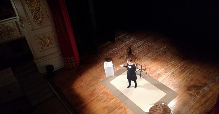 “Donne molto occupatissime”. Carmela Vincenti delizia i bitontini al teatro Traetta