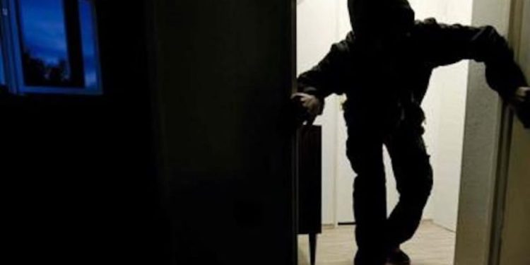 Ancora furti di appartamento in città. Una signora rientra in casa e mette in fuga i ladri
