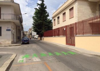 Torna in azione la “banda” dei “Semina Urbana”: strisce pedonali verdi a forma di bambini per strada
