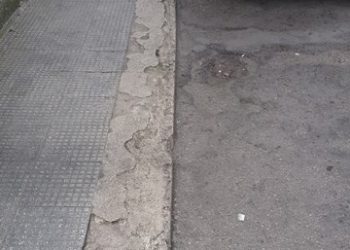 Il marciapiede più brutto e rovinato della città è in via Raffaele Comes