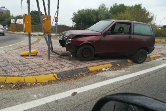 Misterioso incidente sulla strada provinciale per Bitonto. Ritrovata auto distrutta contro la segnaletica stradale