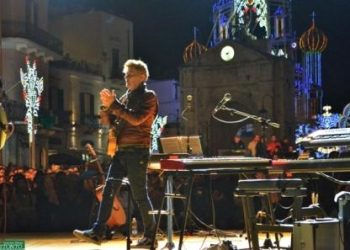 Ron canta in piazza Cavour e ripercorre la sua carriera musicale