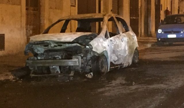 Auto incendiata nella notte in via Castelfidardo