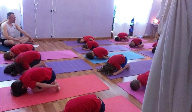 Lo yoga per far scoprire ai bambini la loro innata inclinazione alla felicità