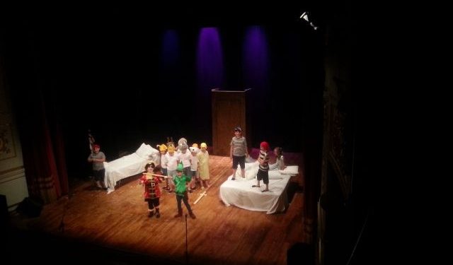 I bimbi della “Fornelli” volano sull’Isola che non c’è del teatro “Traetta” e aiutano l’AIRC