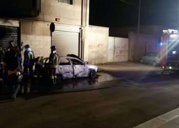 Incendio nella notte. Auto in fiamme danneggia la facciata di un palazzo