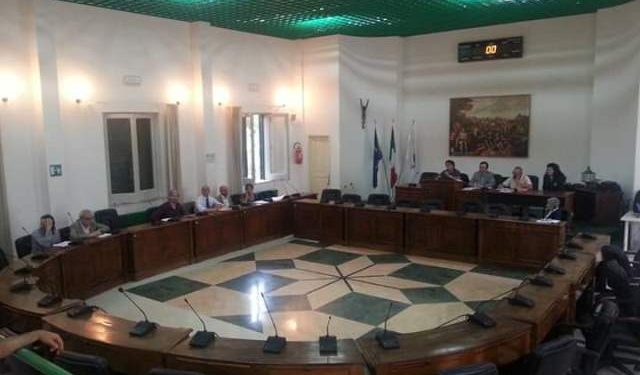 La maggioranza non c’è, in aula solo la minoranza. Salta il Consiglio comunale