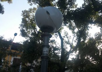 Mariotto, atti di vandalismo in Piazza Roma. Panchine divelte e lampioni distrutti