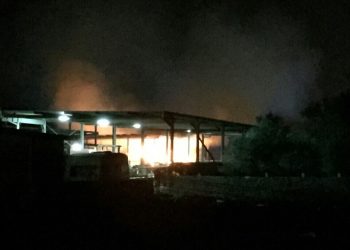 Continua a bruciare la grande azienda zootecnica presso via Modugno. I Vigili del Fuoco sorvegliano