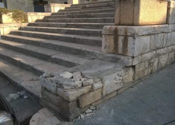 Ennesimo scempio. Distrutto parapetto della scalinata della Chiesa dell’Annunziata