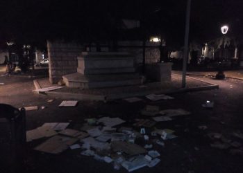 Il monumento ai Caduti trasformato in una discarica. Ordinarie scene di inciviltà bitontina
