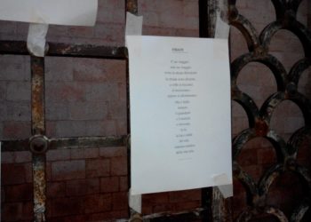 Fogli di liriche su portoni e cancelli della città. Se lo scandalo della poesia avviene di notte…