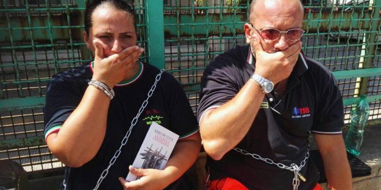 #iocimettolafaccia. Due medici (uno bitontino) in catene davanti all’Asl: “Ci sentiamo perseguitati”