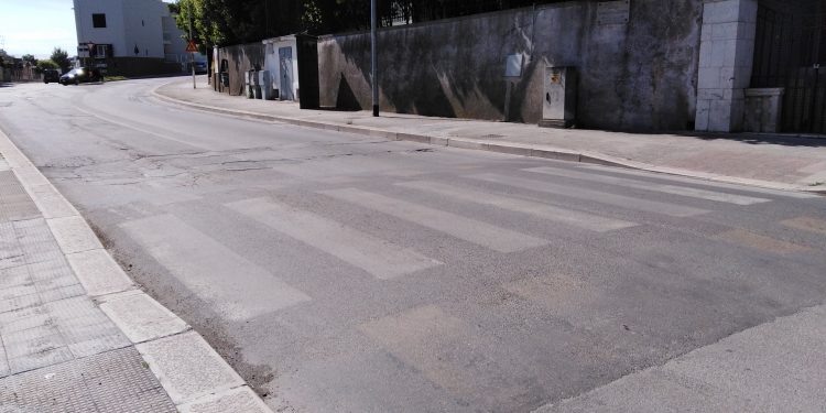 Il mistero dell’attraversamento pedonale scomparso. Dosso ormai livellato al manto stradale nei pressi del Maria Cristina