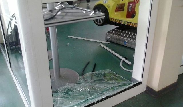 La delinquenza non va in vacanza. Ieri, assalto con devastazione alla Piscina comunale