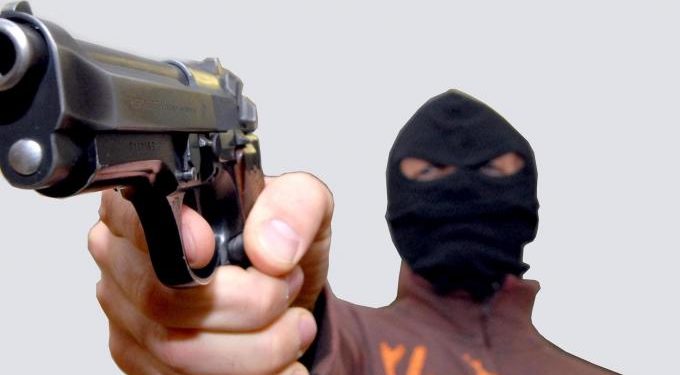 Lo costringono a fermarsi e gli sottraggono il portafogli. Rapinato ambulante bitontino