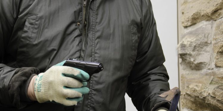 In una serra a Palombaio scoperte armi e attrezzature per furti dalla Polizia