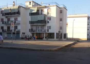 Piazza Santa Chiara d’Assisi, i residenti protestano: “E’ divenuta invivibile, non ne possiamo più”