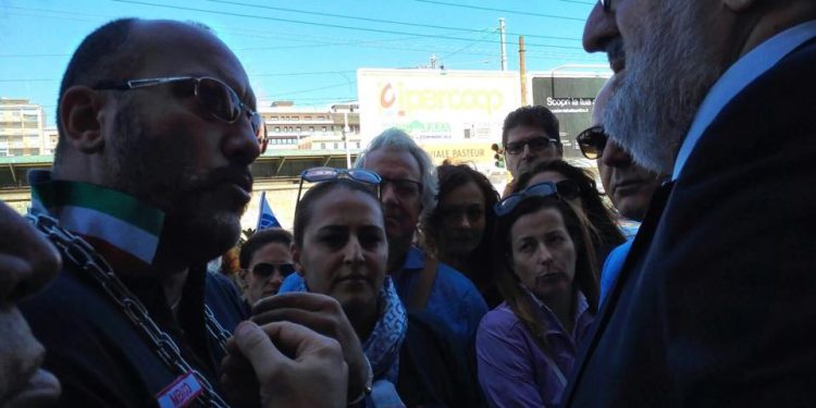 Medico bitontino incatenato e collega: “Il presidente Emiliano non ci ha dato risposte adeguate”