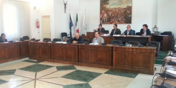 La “provocazione” di Damascelli: “Assessori assenti? Decurtiamo loro lo stipendio”
