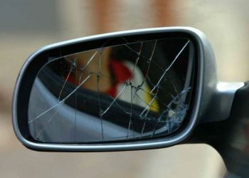 Occhio, è tornata la “truffa dello specchietto”: ecco come evitare di rimanerne vittima