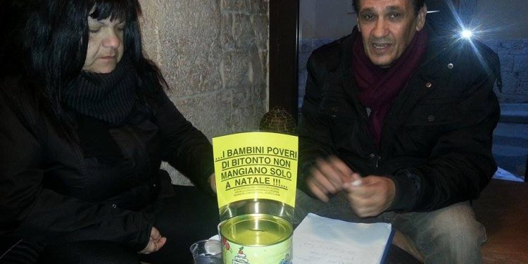 Movimento 5 Stelle e Partito delle Donne in piazza per minimo reddito vitale. Gazebo in piazza Moro