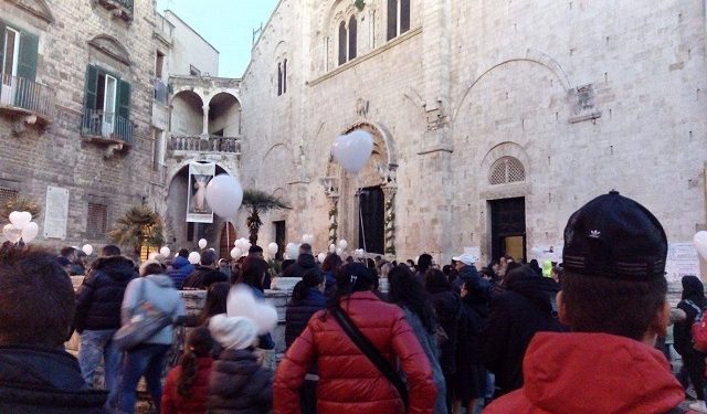 L’ultimo saluto della città a Brigida: “Non sei lontana dal nostro cuore, anima bellissima”