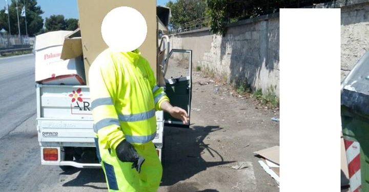 Rifiuti, un operatore ecologico impegnato a gettarli nel territorio bitontino. E scoppia la polemica