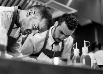La professionalità bitontina premiata a Singapore. Stella Michelin ai ristoratori Beppe De Vito e Mirko Febbrile