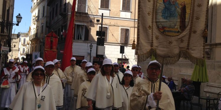 A Chieti il XXIV cammino nazionale delle confraternite, presenti le delegazioni bitontine di san Michele, Misericordia e SS. Rosario