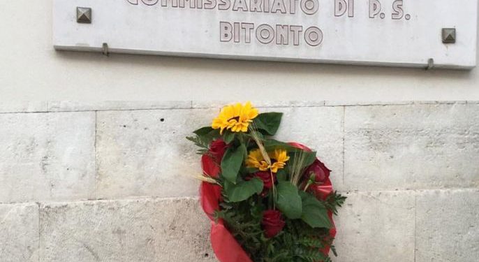 Al Commissariato di Bitonto, fiori in ricordo di Matteo e Pierluigi, i poliziotti uccisi a Trieste