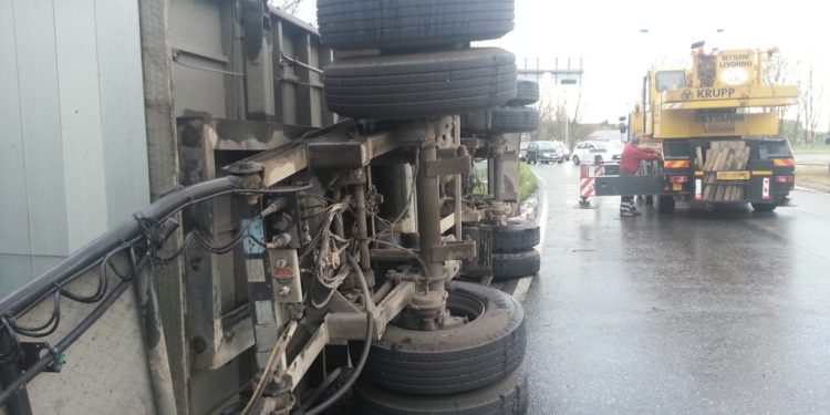Tragedia sfiorata sulla sp. 231, un tir si ribalta all’altezza dell’uscita per Bitonto