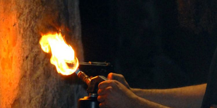 Armati di fiamma ossidrica, irrompono e svaligiano un’azienda termoidraulica