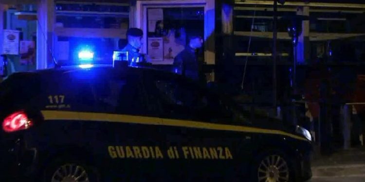 Ex dipendente getta scompiglio nel locale in cui lavorava. Interviene la Guardia di finanza