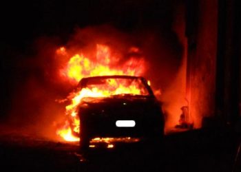 Auto in fiamme, questa notte, tra via d’Azeglio e via Pellico