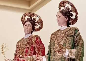 Le sacre immagini dei Santi Medici sono ritornate nella loro teca sul trono che sovrasta la navata centrale in Basilica