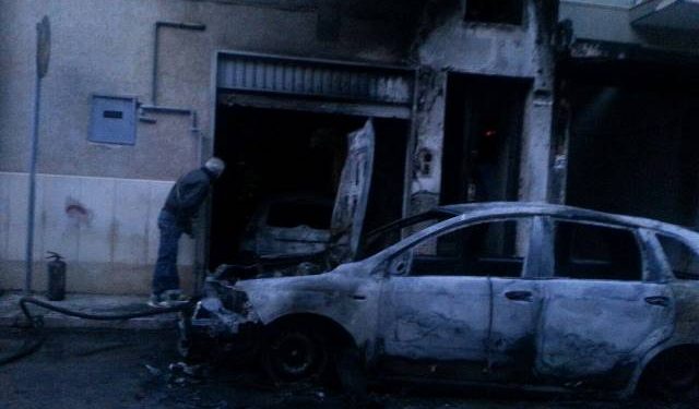 Terribile risveglio in via Fermi. Un brutto incendio ha coinvolto tre auto e un palazzo