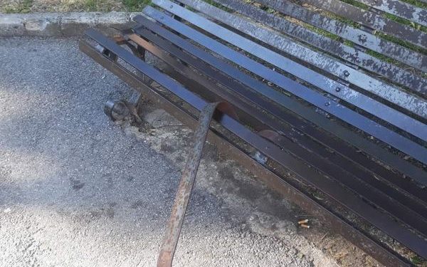 Deformata una panchina di piazza Marconi. La barbarie colpisce ancora