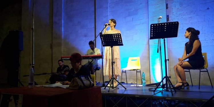 “Al Chiaro di Luna, Notte di Poesia”, Carla Abbaticchio firma un elegante connubio tra recitazione e musica