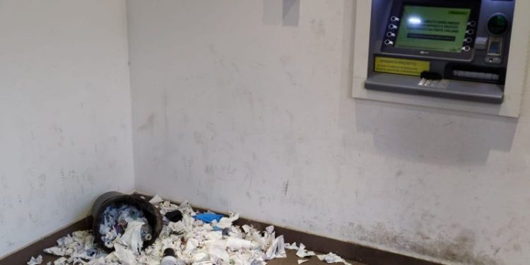 L’ingresso Posta via Piepoli pieno di rifiuti. L’indignazione di un cittadino: “Così la città diventa un porcile”