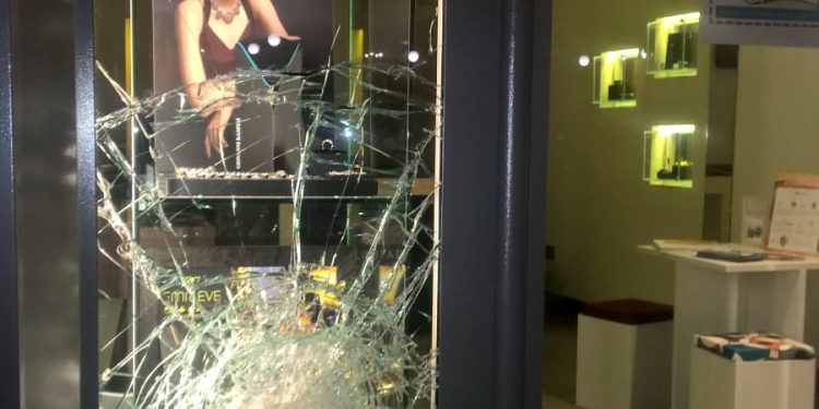 Tentata “spaccata” di mezzanotte ad una gioielleria di via Matteotti. Atto intimidatorio o avvertimento?