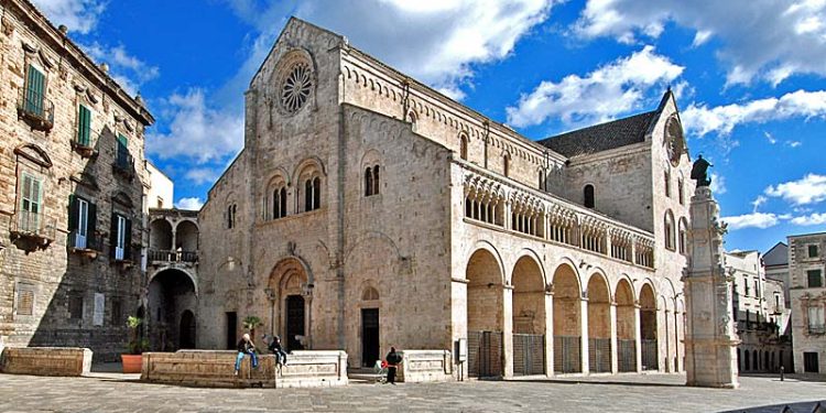 Turista colpita in pieno volto da una pallonata. Possibile che Piazza Cattedrale debba trasformarsi ogni giorno in un campo di calcio?