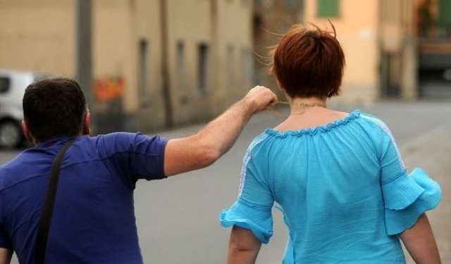 Scippo in pieno centro sabato mattina. Fermati i due giovani rapinatori