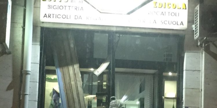 Doppio assalto notturno. Nel mirino della malavita una tabaccheria e una boutique